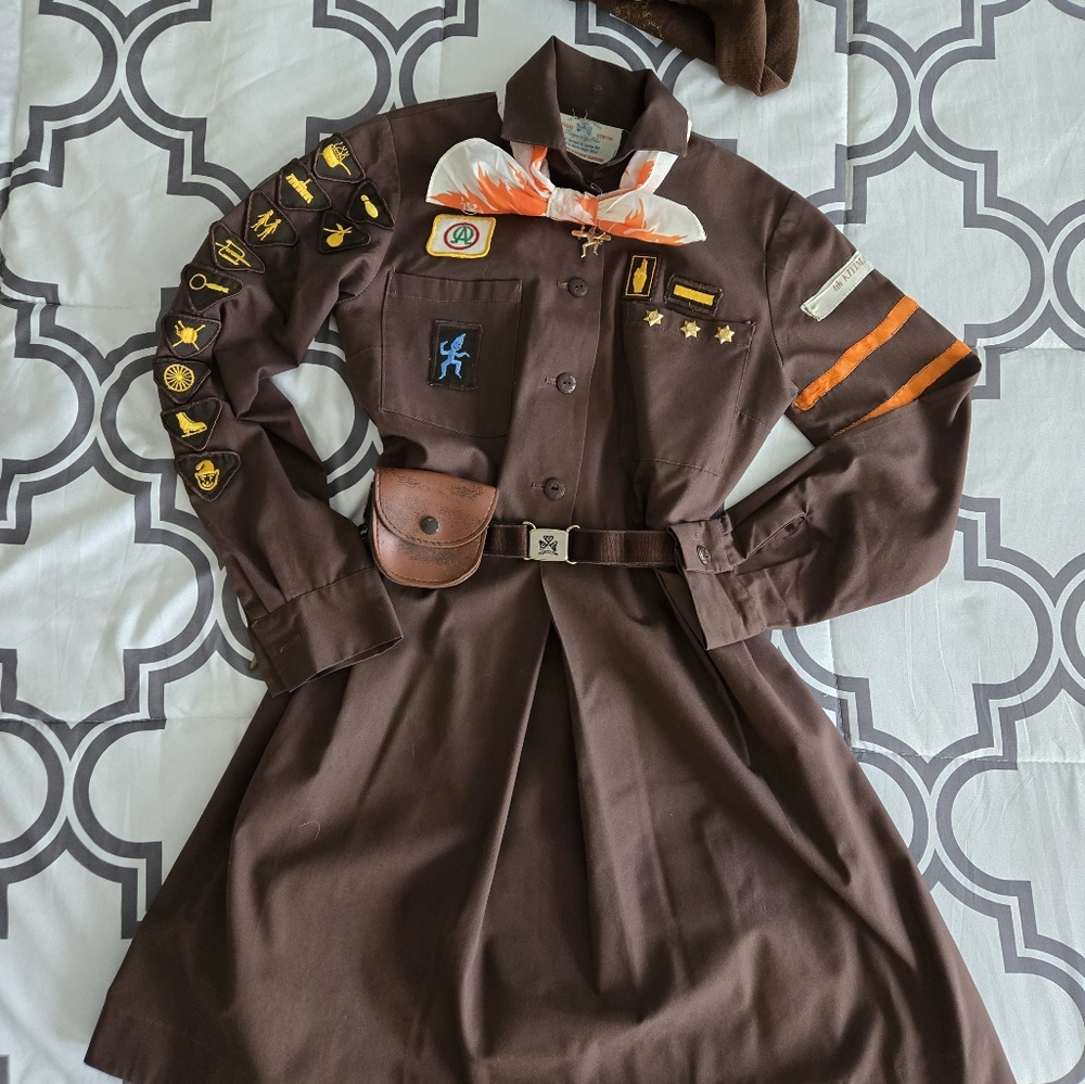 Vintage Official Canadian Girl Scout (Brownie) Uniform